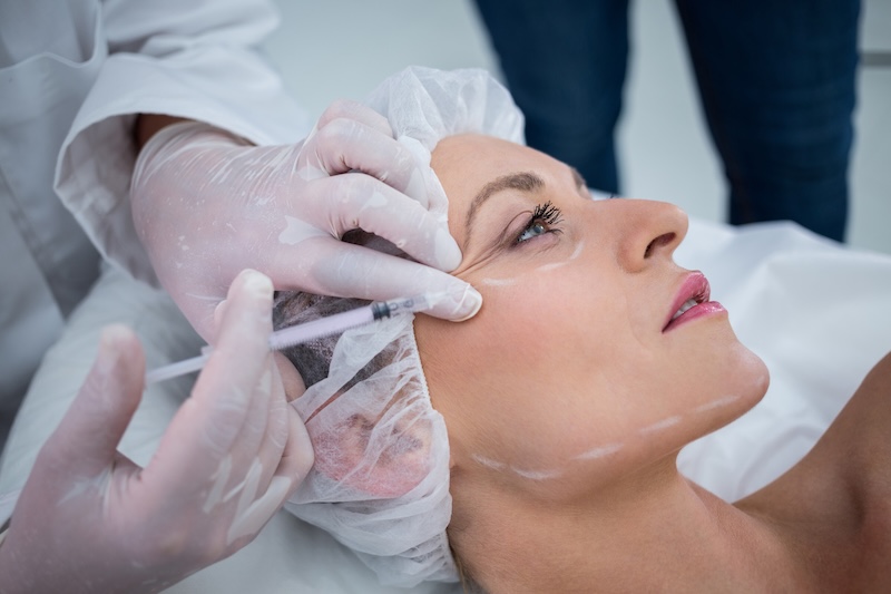 Kvinna får botox injektion